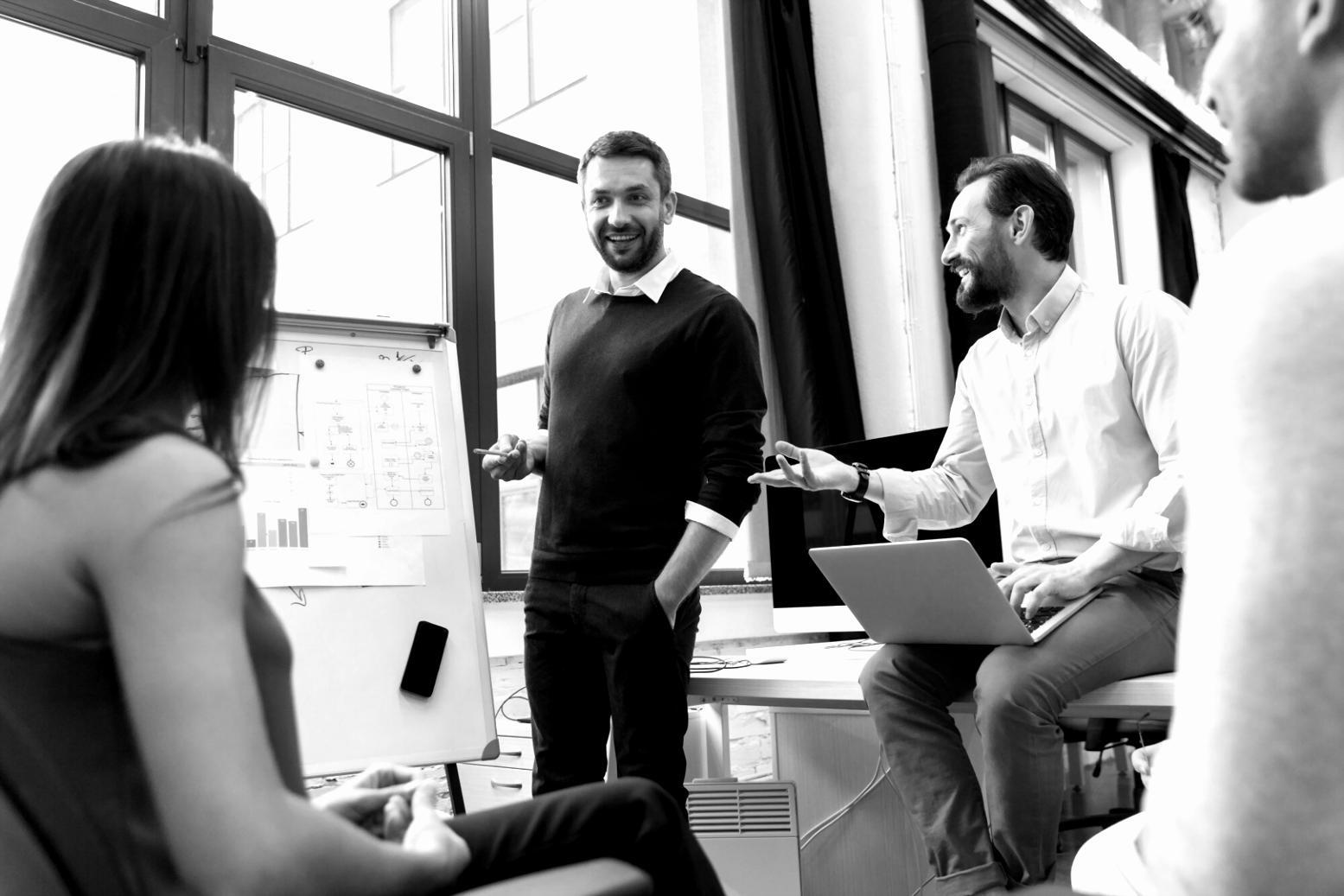 Session de formation en modélisation financière avec des professionnels travaillant sur des modèles Excel complexes