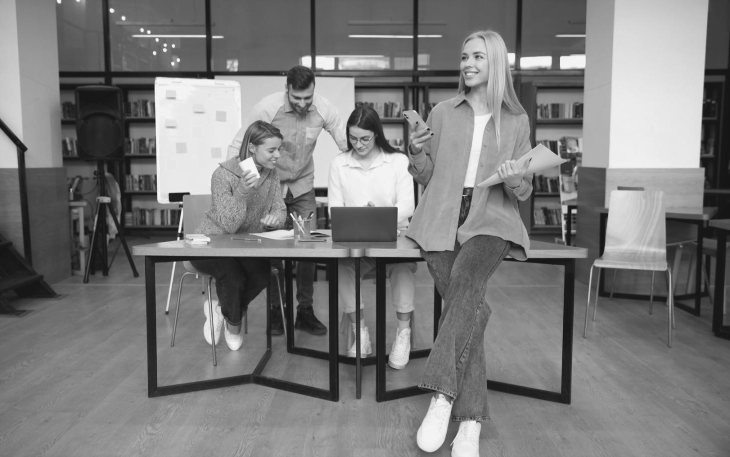 Formation en petits groupes avec formateur expérimenté expliquant des modèles financiers