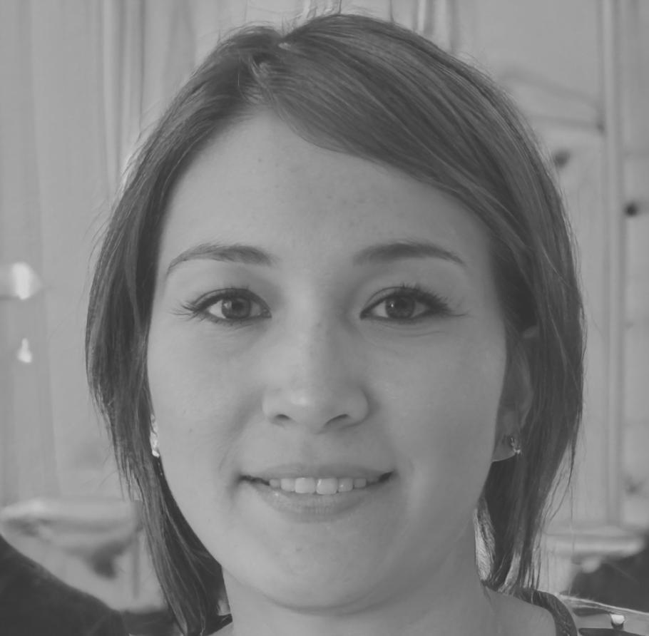 Sophie, directrice financière, souriante dans son bureau moderne